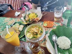 ランチは人気のワルンインドネシアへ。
店主の日本人マダムが話しかけてくれました♪

朝とは違うものもということでメニューから2品。
ソト・アヤムが美味しかった！