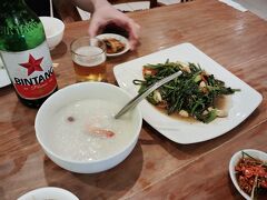 旅行3日目。
本日は1日カーチャーターで観光です。
Klookで日本語ドライバー12時間7,200円を予約。
日本語ドライバーなのに安い♪

朝8時にホテルにお迎え。
まずは有名なラオタで朝食から。
中華粥美味し！
朝からビンタン♪