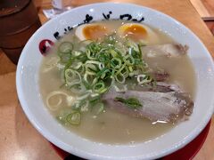 8月11日(日)　夏休みスタート。

ブランチは博多駅の長浜ナンバーワンで。
香港にも支店があるんだそうです。

タクシーで福岡空港国際線へ。