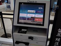 約3時間前に国際線に到着。

キャセイのカウンターは開いてなかったけれど、近くにいらしたキャセイのグランドスタッフさんに、
「オンラインチェックイン済ですが、セルフチェックイン必要ですか？」
と聞くと
「是非お願いします」
と案内されました。

セルフチェックインをするとチケットと荷物につけるタグが
出てきました。