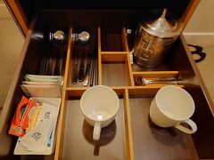 Hotel Jenに18時半頃到着。

3度目になります。今回は11階でバスタブ付き。

3回目にして初めてテレビがつきました！

相変わらず時計はなし。

ティーパックのジャスミン茶　お気に入りです。