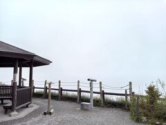 なんとか1:15かけて登頂。雷がなってきて雲に覆われている。