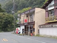 榛名湖バス停近くの食堂甲子亭支店へ（これは店を出てから撮ったので、榛名山から来るときは道の左側にある）