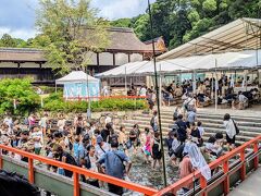 皆さん、冷たい池に足を浸けてました
ホントに気持ちいい！
