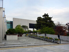 次にどこへ行こうかと、宗廟公園のベンチでネット検索。そうだ、国立中央博物館には京都太秦広隆寺の弥勒菩薩にそっくりな半跏思惟像が2体あり、交互に展示されているとのこと。地下鉄アプリで検索すると、鐘路3街から1号線で龍山へ、広域電鉄京義・中央線に乗り換え二村を提案してきた。

龍山は、一部のKTXやITXセマウル号の始発駅にもなっているソウルの主要駅の一つ。広域電鉄線だけでもホームが3面6線もあり、京義・中央線の乗り場を探している間に電車が出てしまい、次は何と15分後。
