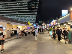 おー！来ました！ナイトマーケット！

聞いていた通り、飲食店多めで雑貨などは少なめ。
