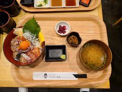 特選さじるし海鮮丼（税込2,000円）です。小田原名物のアジを丸ごと使用し、その他は仕入れ状況によって内容は変わるそうです。この時点で11時49分でしたので、オーダーして30分超経過していました。尤も、お店の方も料理の出来上がりには少し時間がかかると仰っていたので問題はありません。