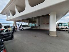 ニューアカオに到着。ニューアカオはホライゾン・ウィングとオーシャン・ウイングの2つの建物がありますが、チェックインは海側のオーシャン・ウイングにあるフロントで行います。