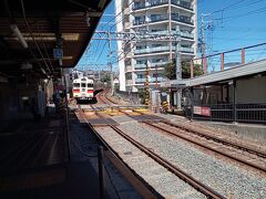 須磨寺駅に到着しました。改札は上りホーム側にあり、下りホームからは構内踏切を渡ることになります。トイレが上りホーム側にあり、写真はそこから撮りました。大カーブがあるため通過列車もスピードを落とします。