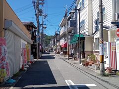 駅前から続く須磨寺参道。飲食店はそれ程多くはなく、カフェが目立ちました。