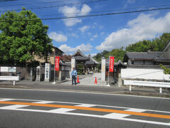 山科駅に戻り地下鉄で六地蔵駅へ。そこから徒歩5分、ふたつ目の大善寺にやってきました。
六地蔵尊と看板がでています。徳林庵でもそうでしたが、警備員の人がいます。六地蔵巡りは僕が想像していたよりもメジャーで大勢の人が訪れるお祭りなのかもしれません。

大善寺に到着したのは9時20分。このあとはバスで移動するのですが次のバスは10時18分。ここでの滞在時間が1時間と決まりました。