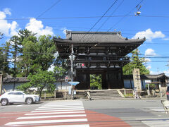 歩いた方が早いからと言いながら…、広隆寺へ寄り道。国宝第一号という弥勒菩薩のお姿を拝見したかったのです。仏像はよかったのですが境内は期待ほどではなかった。