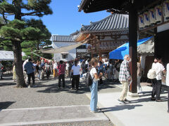 15時、最後の上善寺に着きました。
人が大勢で驚きました。胸にお揃いのシールをつけていたので、ツアーの人たちだということがわかりました。バスツアーが組まれるほどの人気行事なのですね。バス1台ではおさまる人数でなかったから、複数台を連ねたバスツアーなのでしょう。