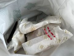 朝07:32の出発になったので、朝ご飯を東京駅構内で購入。目指していたお弁当屋は8時オープンでまだ開店前。三宿にあるブーランジェリー ラ・テールが、東北新幹線の改札近くの京葉ストリートにあったので、購入。おなかがすいていたので、たくさん買ってしまったけど、これがのちに小腹がすいたときに役に立ちました。