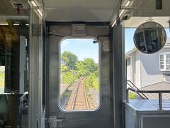 まずはこの日の宿の最寄り駅、種差海岸駅へ八戸線で出発。車窓がとてものどかで癒される緑がたくさん。ぜひ一番前か後ろから車窓を見てみて下さい。鮫駅まで行って、そこから海岸の景色を楽しめる、バスで種差海岸へ移動。