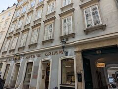 ウィーンで一番の老舗のパン屋さん　GRIMMグリム

クレントガッセの中ほどにあります。

右側には通り抜けできる小径（ドゥルヒがング）がちらり写っています。