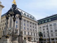 ホーアーマルクト広場

かつて、ウィーンの中心だったところで、古代ローマ時代からある
ウィーン最古の広場。

左には婚姻の泉が。水が出ていないので、記念柱の様に見えますが、
かつては木造の泉があったそう。
皇帝レオポルド1世が息子ヨーゼフ1世の結婚を祝って作らせたものだったとか。
すぐ近くのローマの遺跡を見落としてしまった。(^_^;)
