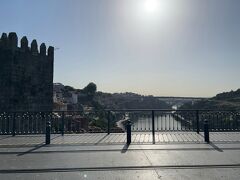 電車と歩行者の境がないので，危険ですが向こう側に渡ったりてなことがで簡単にできるのがよい
