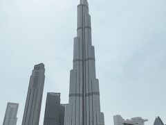 人物無しでも記念撮影。

そうこうしてるうちにブルジュハリファの展望ラウンジ予約の時間に。合格祝いと褒美ということで息子の希望を優先し、ここは奮発して最上154階の展望室まで上れるチケットを予約。なんとお値段一人30,000円以上、二人で65,000円！宿泊してるゲボラホテル4泊二人分の合計より高い！！（そしてゲボラホテルが安い。。）日々OKストアとユニクロで日常をやり過ごしてるからこその「お金は使う時は使う」。6万ぐらいやりくりすれば捻り出せるの精神で、世界一の高層建築なんだから一番上まで上がってやろうじゃないのってな気合いで乗り込みました。