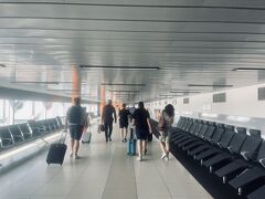 13:15  プラハの空港 T2 に到着。　おばけトンネルほどじゃないけど、天井がかなり低い。