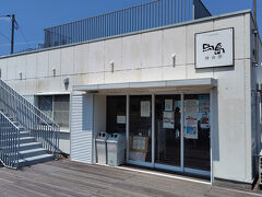 馬島港の待合室は小さいながらもきれいで、屋上は展望デッキになっています。
暑いのでほとんどのお客さんが中で待っていました。
トイレと自販機があります。