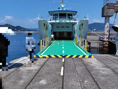 帰りの便はフェリーなので、車を乗せるべく口を開けて待っていました。
行きが約20分だったのに対し、帰りは約40分の船旅です。