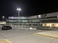 ワルシャワ空港に到着、すっかり夜になっちゃいましたね。ターミナルはひとつだけなのですごくわかりやすいのがありがたい。
