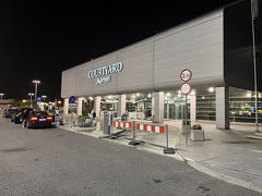今日は空港の目の前にあるコートヤードに泊まります。空港直結なので道路を渡ってすぐだと思っていたのですが、一度到着ロビーから上の階の出発ロビーに上がらないと辿り着けないのでわかりにくい…。