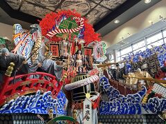 道の駅くじに到着。館内には山車が。迫力。こちらでは海藻やお土産を少し購入。まめぶ汁がその場で飲めるレストランもありました。