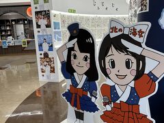 久慈駅に戻ってきて、駅の近くにある、久慈市情報交流センター YOMUNOSUへ。比較的新しい建物で、とてもきれいでした。電車を待つのにちょうど良い。あまちゃん北の海女パネルも。