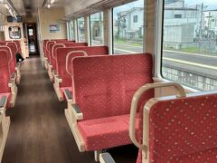 車内。向かい合わせの椅子と、1人用の椅子があります。海側に座ります。