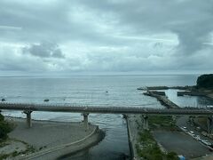 車窓から。サーファーがいます。