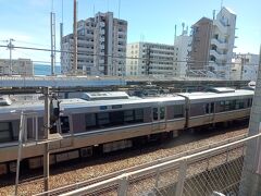 山陽本線とも並行して走ります。
塩屋駅にJR電車停車中