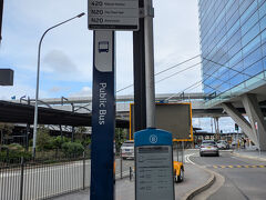 シドニー空港に到着
空港から電車に乗ると高いので、
ここからバスに乗ります。