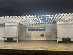 空港駅から20分ほどでシルドミエシチェ駅に到着。空港から近いって本当に便利ですね。羽田や伊丹でも市内に出るには30分はかかります。成田、関空ってなったら1時間じゃすまない…。