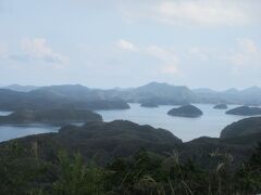 大小の島々がぽっかりと浮かんで点在しているリアス式海岸の息をのむ美しさ！！。