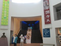 入口を入ると大きなホール。