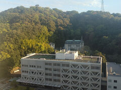 ホテル（ANAクラウンプラザホテル松山）の部屋から松山城が見えました。夜は昔からの知り合いと大街道での飲むことになっています。