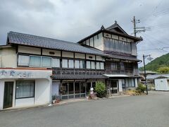 　駅の東口の広場にある旧日下旅館です。明治42年の建築で、大正10年に３階建てに増築されました。とても年代を感じさせる由緒ある建物です。