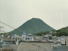 　坂出駅から見た、「讃岐富士」と呼ばれる飯野山です。