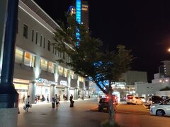 　夜の高松駅に着きました。