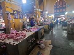 「ホイアン市場」に入りました。
塊肉が置いてあり、オーダーに応じて切り分ける合理的なシステムの様です。