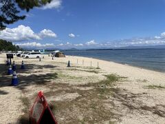 白ひげビーチ　海水浴場

車横付けでテントもOKみたい

奥には海中遊具もありました