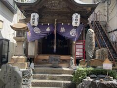 貸切風呂は14時からの予約なので、時間がたっぷり。
温泉街をのんびり散策。
道沿いに旅館が並んでいます。旅館と旅館の間に薬師堂。