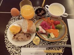 三日目の朝食はオーバルクラブ（26階）にて取ります。
普段は和食（ご飯、味噌汁、お供）の朝食で旅先でも和食で通していますが、パンが美味しそうに見えたので洋食に。
オレンジジュースは流行の丸ごと潰すそれ、フレッシュで美味しい。
茹で玉子は半熟と固ゆでがあるので注意が必要です。ナイフの背でカンカンしてスプーンで掬おうとしたら、ボソボソと黄身が床に落下してしまいました。
ビーフシチューは柔らかく美味しいビーフ。
スープは白アスパラガス。
パンは（例えが変ですが）フレッシュな香りがして素晴らしい。
甘夏の菓子パンは甘いの苦手な人でもOK。