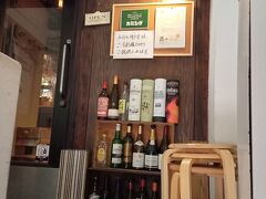 妻が神戸ビーフ食べたいとのことで、前日に探したお店がこちら。
比較的リーズナブルに食べられそうです。場所は、元町と三宮の中間あたり。
生田ロードの少し元町寄り路地の2階。
入ると右手に小さなテーブル席、左手奥にカウンター席が並ぶ狭小のお店。
今日は予約のお客のみ神戸ビーフを提供できる旨（かつ150gまで）の案内がありました。