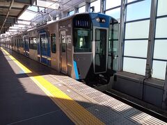 参詣後は同じバス停から乗車です。
たまたま来たバスが阪神電車の西宮駅行き。
それにしても、JR西宮駅、阪神西宮駅、阪急西宮北口駅がこれほど離れた場所にあるとは。
待避する普通電車に座って身体を冷やします。
阪神電車の車内には驚きました。ドア横のシート立ち上がり壁にもシート生地が張ってありました。凄い。
元町駅で下車したが、当駅までは阪神電鉄線。
次駅からは高速神戸線になるようだが、運賃は別途になるのだろうか（おそらくそうだろうが）。
相互に複数の社線が乗り入れているので、こちらも分かりにくい。
