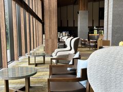 早く着いたので、ホテルのロビーで休憩。
ここの椅子の座り心地が良いので、
居眠りしちゃいます。