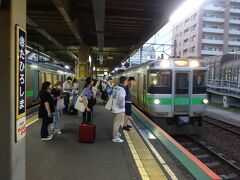 新千歳空港行きの快速エアポートに乗車。
札幌方面だけでなく、こちら方面の電車にもけっこう乗る人は多い。