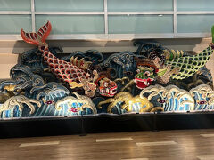 クアラルンプールからの乗り継ぎ便は
予定通り夕方デンパサールへ到着

入国審査へ向かうまでのオブジェ
これの意味はとGoogleレンズで検索するも？？？？